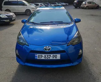 Vista frontale di un noleggio Toyota Prius C a Tbilisi, Georgia ✓ Auto #2016. ✓ Cambio Automatico TM ✓ 6 recensioni.