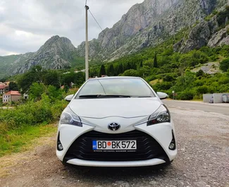 Vista frontale di un noleggio Toyota Yaris a Budva, Montenegro ✓ Auto #2034. ✓ Cambio Automatico TM ✓ 4 recensioni.