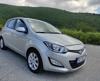 Vista frontale di un noleggio Hyundai i20 a Budva, Montenegro ✓ Auto #2035. ✓ Cambio Automatico TM ✓ 2 recensioni.