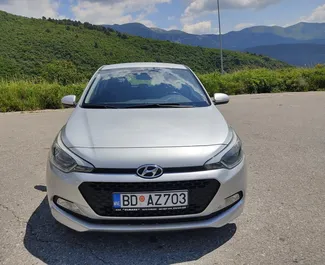 Vista frontale di un noleggio Hyundai i20 a Budva, Montenegro ✓ Auto #2037. ✓ Cambio Automatico TM ✓ 1 recensioni.