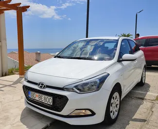 Vista frontale di un noleggio Hyundai i20 a Budva, Montenegro ✓ Auto #2038. ✓ Cambio Automatico TM ✓ 3 recensioni.