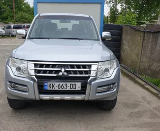 Vista frontale di un noleggio Mitsubishi Pajero a Tbilisi, Georgia ✓ Auto #2002. ✓ Cambio Automatico TM ✓ 0 recensioni.