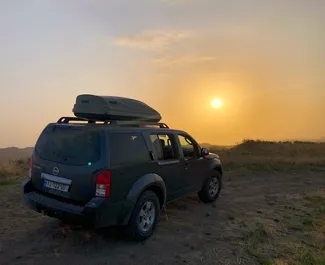 Vista frontale di un noleggio Nissan Pathfinder a Tbilisi, Georgia ✓ Auto #2030. ✓ Cambio Automatico TM ✓ 0 recensioni.