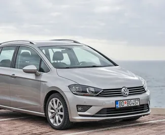 Vista frontale di un noleggio Volkswagen Golf Sportsvan a Budva, Montenegro ✓ Auto #1270. ✓ Cambio Automatico TM ✓ 12 recensioni.