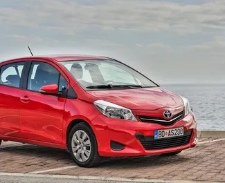 Vista frontale di un noleggio Toyota Yaris a Budva, Montenegro ✓ Auto #1140. ✓ Cambio Automatico TM ✓ 14 recensioni.