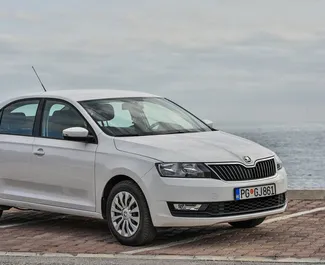 Vista frontale di un noleggio Skoda Rapid a Budva, Montenegro ✓ Auto #1267. ✓ Cambio Automatico TM ✓ 5 recensioni.