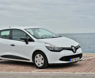 Vista frontale di un noleggio Renault Clio 4 a Budva, Montenegro ✓ Auto #1073. ✓ Cambio Manuale TM ✓ 7 recensioni.