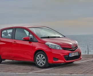 Vista frontale di un noleggio Toyota Yaris a Budva, Montenegro ✓ Auto #1037. ✓ Cambio Automatico TM ✓ 19 recensioni.