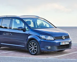 Vista frontale di un noleggio Volkswagen Touran a Budva, Montenegro ✓ Auto #1035. ✓ Cambio Automatico TM ✓ 8 recensioni.