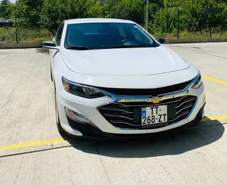 Vista frontale di un noleggio Chevrolet Malibu a Tbilisi, Georgia ✓ Auto #2054. ✓ Cambio Automatico TM ✓ 0 recensioni.