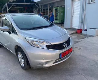 Vista frontale di un noleggio Nissan Note a Limassol, Cipro ✓ Auto #2080. ✓ Cambio Automatico TM ✓ 5 recensioni.
