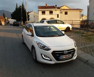 Vista frontale di un noleggio Hyundai i30 a Budva, Montenegro ✓ Auto #1056. ✓ Cambio Automatico TM ✓ 3 recensioni.