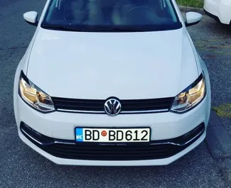 Vista frontale di un noleggio Volkswagen Polo a Budva, Montenegro ✓ Auto #1058. ✓ Cambio Automatico TM ✓ 3 recensioni.