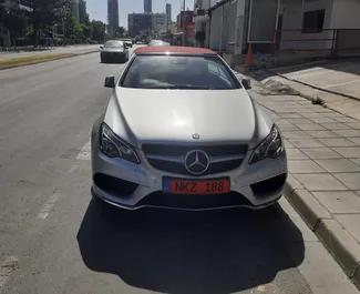 Vista frontale di un noleggio Mercedes-Benz E-Class Cabrio a Limassol, Cipro ✓ Auto #2051. ✓ Cambio Automatico TM ✓ 0 recensioni.