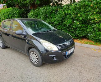 Vista frontale di un noleggio Hyundai i20 a Budva, Montenegro ✓ Auto #2040. ✓ Cambio Automatico TM ✓ 1 recensioni.