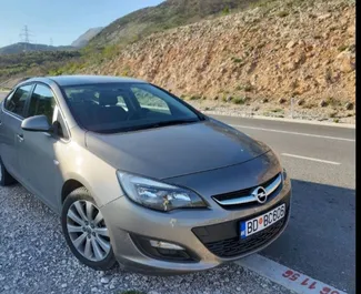 Vista frontale di un noleggio Opel Astra Sedan a Budva, Montenegro ✓ Auto #2026. ✓ Cambio Automatico TM ✓ 2 recensioni.