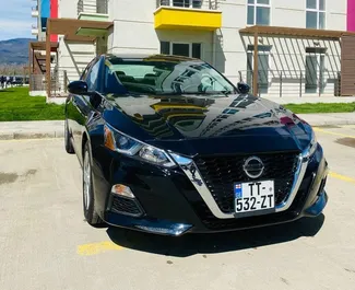 Vista frontale di un noleggio Nissan Altima a Tbilisi, Georgia ✓ Auto #2056. ✓ Cambio Automatico TM ✓ 1 recensioni.