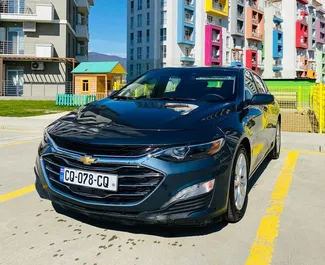 Vista frontale di un noleggio Chevrolet Malibu a Tbilisi, Georgia ✓ Auto #2053. ✓ Cambio Automatico TM ✓ 0 recensioni.