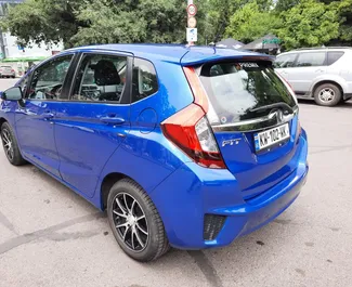 Vista frontale di un noleggio Honda Fit a Tbilisi, Georgia ✓ Auto #368. ✓ Cambio Automatico TM ✓ 1 recensioni.