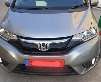 Vista frontale di un noleggio Honda Jazz a Paphos, Cipro ✓ Auto #2282. ✓ Cambio Manuale TM ✓ 2 recensioni.