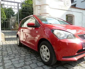 Vista frontale di un noleggio Seat Mii a Praga, Cechia ✓ Auto #2284. ✓ Cambio Manuale TM ✓ 3 recensioni.