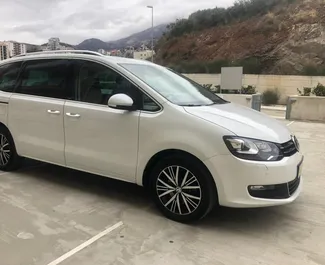Vista frontale di un noleggio Volkswagen Sharan in Becici, Montenegro ✓ Auto #2266. ✓ Cambio Automatico TM ✓ 0 recensioni.