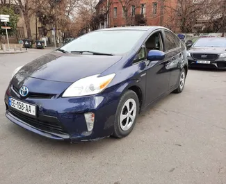 Vista frontale di un noleggio Toyota Prius a Tbilisi, Georgia ✓ Auto #2331. ✓ Cambio Automatico TM ✓ 2 recensioni.