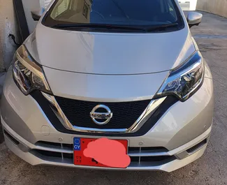 Vista frontale di un noleggio Nissan Note a Paphos, Cipro ✓ Auto #2302. ✓ Cambio Automatico TM ✓ 5 recensioni.
