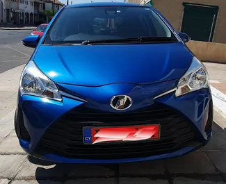 Vista frontale di un noleggio Toyota Vitz a Paphos, Cipro ✓ Auto #2362. ✓ Cambio Automatico TM ✓ 2 recensioni.