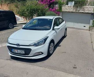 Vista frontale di un noleggio Hyundai i20 a Budva, Montenegro ✓ Auto #2531. ✓ Cambio Automatico TM ✓ 3 recensioni.