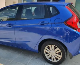 Vista frontale di un noleggio Honda Jazz a Paphos, Cipro ✓ Auto #2533. ✓ Cambio Automatico TM ✓ 4 recensioni.