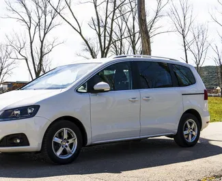 Vista frontale di un noleggio SEAT Alhambra in Becici, Montenegro ✓ Auto #2265. ✓ Cambio Automatico TM ✓ 0 recensioni.