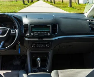 Noleggio SEAT Alhambra. Auto Comfort, Monovolume per il noleggio in Montenegro ✓ Cauzione di Deposito di 300 EUR ✓ Opzioni assicurative RCT, Passeggeri, Furto.