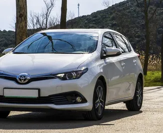 Vista frontale di un noleggio Toyota Auris in Becici, Montenegro ✓ Auto #2466. ✓ Cambio Automatico TM ✓ 1 recensioni.