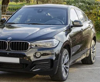 Vista frontale di un noleggio BMW X6 in Becici, Montenegro ✓ Auto #2492. ✓ Cambio Automatico TM ✓ 0 recensioni.