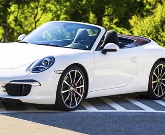 Vista frontale di un noleggio Porsche 911 Carrera S Cabrio in Becici, Montenegro ✓ Auto #2480. ✓ Cambio Automatico TM ✓ 0 recensioni.