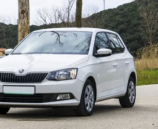 Vista frontale di un noleggio Skoda Fabia in Becici, Montenegro ✓ Auto #2464. ✓ Cambio Manuale TM ✓ 0 recensioni.