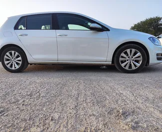 Vista frontale di un noleggio Volkswagen Golf 7 a Belgrado, Serbia ✓ Auto #2535. ✓ Cambio Automatico TM ✓ 1 recensioni.