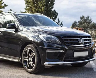 Vista frontale di un noleggio Mercedes-Benz ML350 in Becici, Montenegro ✓ Auto #2493. ✓ Cambio Automatico TM ✓ 0 recensioni.