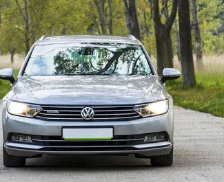 Vista frontale di un noleggio Volkswagen Passat Variant in Becici, Montenegro ✓ Auto #2486. ✓ Cambio Automatico TM ✓ 0 recensioni.