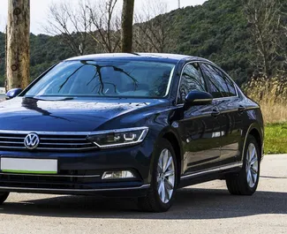 Vista frontale di un noleggio Volkswagen Passat in Becici, Montenegro ✓ Auto #2481. ✓ Cambio Automatico TM ✓ 0 recensioni.