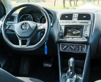 Noleggio Volkswagen Polo. Auto Economica per il noleggio in Montenegro ✓ Cauzione di Deposito di 100 EUR ✓ Opzioni assicurative RCT, Passeggeri, Furto.