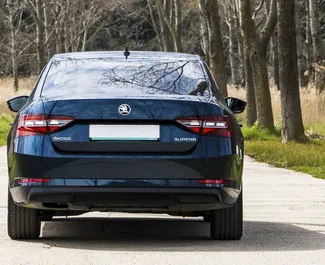 Interni di Skoda Superb in affitto in Montenegro. Un'ottima auto da 5 posti con cambio Automatico.