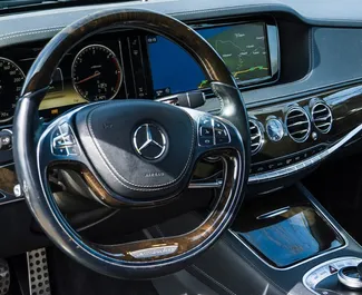 Mercedes-Benz S-Class 2015 disponibile per il noleggio in Becici, con limite di chilometraggio di illimitato.