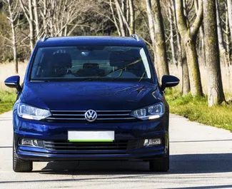 Vista frontale di un noleggio Volkswagen Touran in Becici, Montenegro ✓ Auto #2496. ✓ Cambio Automatico TM ✓ 0 recensioni.
