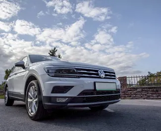 Vista frontale di un noleggio Volkswagen Tiguan in Becici, Montenegro ✓ Auto #2490. ✓ Cambio Automatico TM ✓ 0 recensioni.