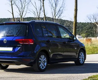 Noleggio Volkswagen Touran. Auto Comfort, Monovolume per il noleggio in Montenegro ✓ Cauzione di Deposito di 200 EUR ✓ Opzioni assicurative RCT, Passeggeri, Furto.