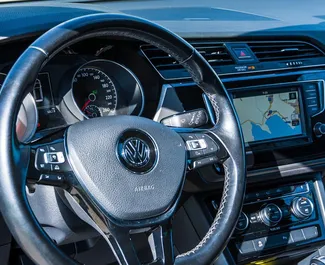Volkswagen Touran 2016 disponibile per il noleggio in Becici, con limite di chilometraggio di illimitato.