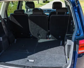 Volkswagen Touran 2016 con sistema A trazione anteriore, disponibile in Becici.