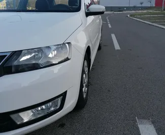 Vista frontale di un noleggio Skoda Rapid Spaceback a Belgrado, Serbia ✓ Auto #2553. ✓ Cambio Manuale TM ✓ 0 recensioni.